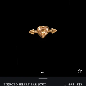 Maria örhänge✨ - Säljer pierced heart ear stud med vit diamant från Maria Nilsdotter💞 Är i jättebra skick💗
