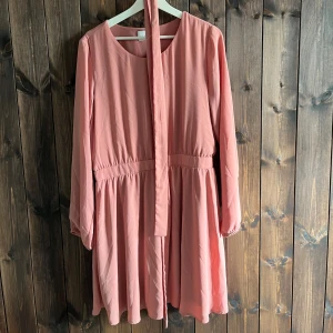 Klänning - Rosa klänning från Vila🩷mer som 38. 