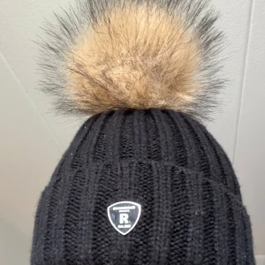 Rock and blue mössa  - Vinter mössa från rock and blue, använd väldigt få gånger. Original pris 350kr men säljs för 250kr. 