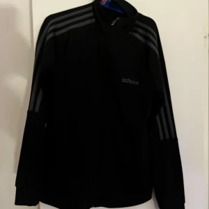 Adidas ziptröja - Adidas ziptröja, säljer för att jag inte använder den mer, den är inte använd så mycket och kommer i okej skick. Pris går att diskuteras 