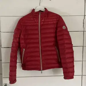 Riktigt fräsch moncler jacka, den är i riktigt bra skick använd bara i 2 veckor. Det är bara att komma med bud