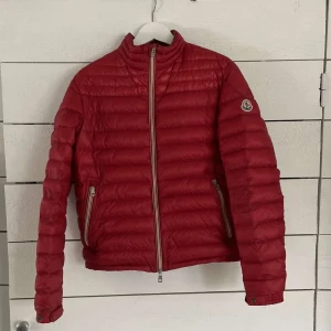 Moncler Red Daniel Jacket - Riktigt fräsch moncler jacka, den är i riktigt bra skick använd bara i 2 veckor. Det är bara att komma med bud