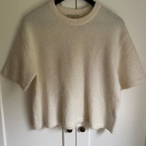 Stickad kortärmad - Super fin tröja som andvänds få gånger, fint skick, eventuellt nopp kommer att tas bort innan frakt! 💓