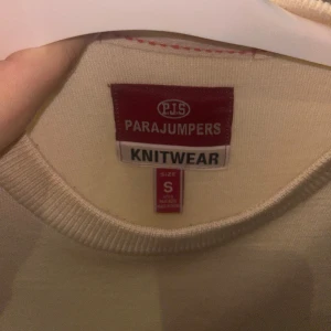 Parajumpers ull tröja  - Ull tröja från parajumpers, använd två gånger, storlek S men som M i storleken. Beror på hur man vill den ska sitta jag har L och den satt jätte bra på mig så som jag ville,har man M eller S i storlek sitter den något lösare. Köpt i outlet för 2200kr