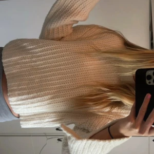 Stickad tröja - Använd 1 gång, superbra skick