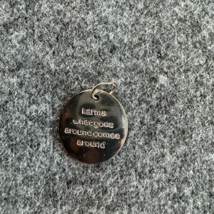 Nytt silverhänge Karma - Nytt Silverpläterat hänge med tydligt budskap