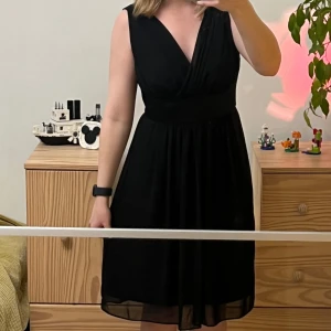 Esprit svart klänning storlek 36 - Svart klänning med V-ringning och en smalare midja. Klänningen är tillverkad i ett tunt, lätt material  Samfraktar gärna