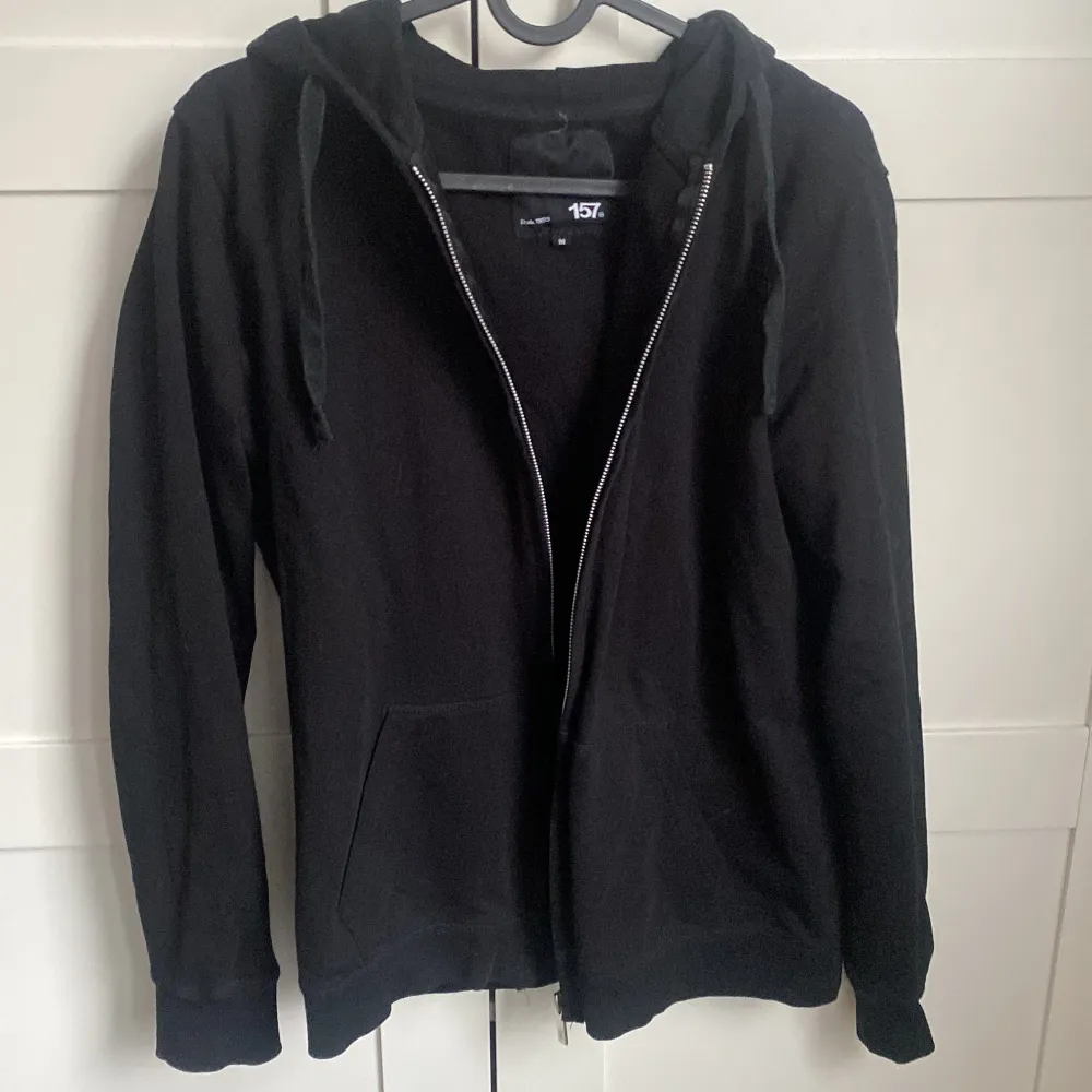 Säljer denna helt oanvända zip up hoodien med luva från lager 157 i storlek M. Hoodies.