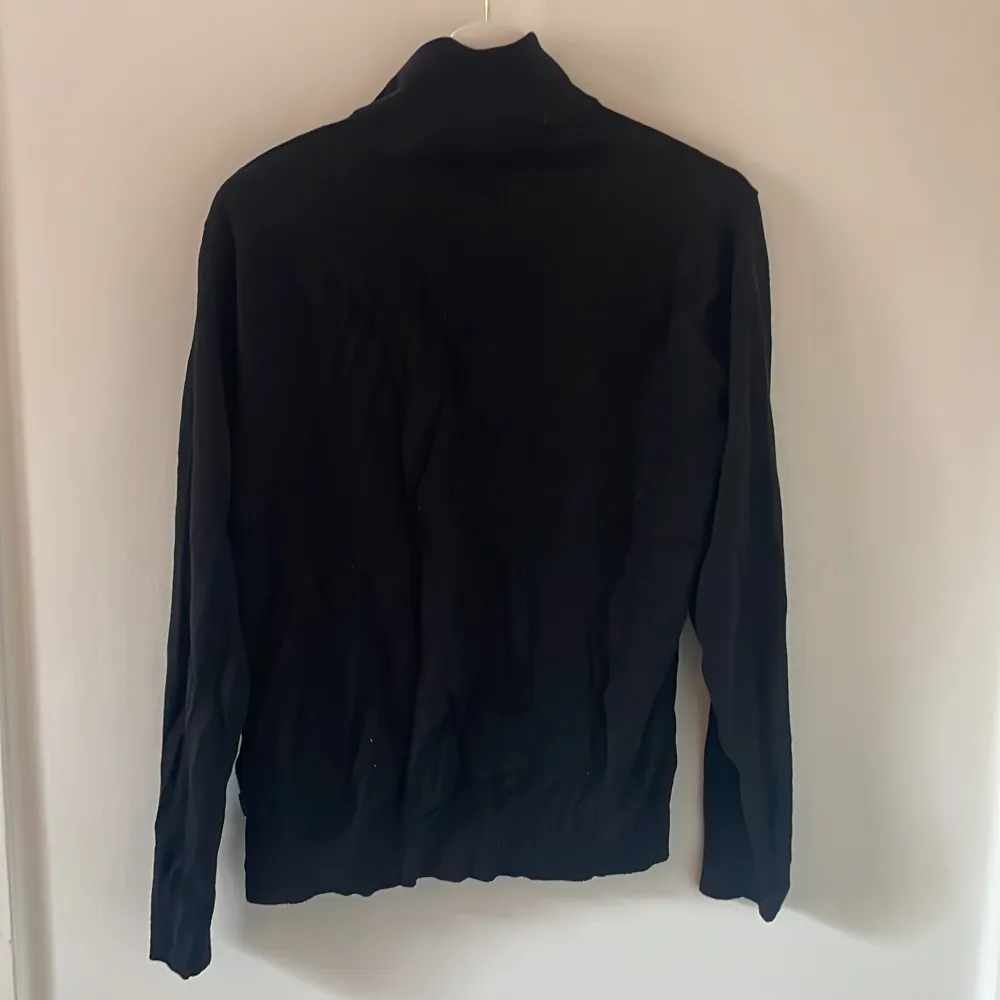 Halfzip från Jack and Jones! Bra skick och sparsamt använd! Strl S (jag ca 170 cm, 61 kg). Nypris 499 kr, mitt pris 199! Skriv vid funderingar!. Tröjor & Koftor.