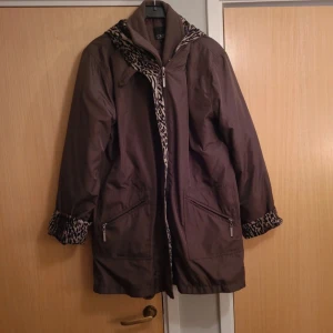 Höstjacka - Typ vindjacka på utsidan men tjockare på insidan. Står L på lappen passar även stor 46.