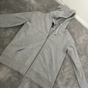 Grå zip-up - Stolen L bra material