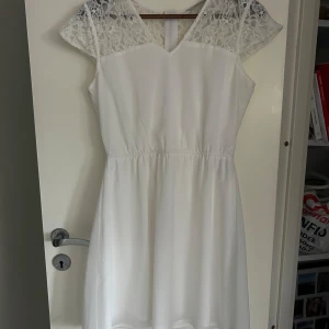 Studentklänning - Superfin klänning perfekt till skolavslutning eller student. Använd en gång