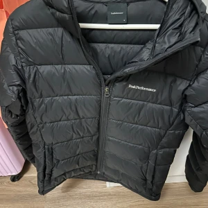 Peak performance jacka  - Äkta peak dam jacka i stl M som ny då den aldrig blivit använd. 