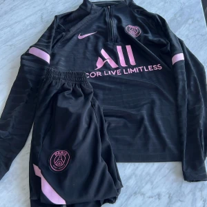 Psg dress - Psg dress den e i bra skick förutom att dragkedjan kan va lite trög o dra upp eller ner men funkar bokstäverna har låsnat lite av tvätten som man ser på bilderna och de e en liten fläck på byxorna säljer den därför billigt i storlek S