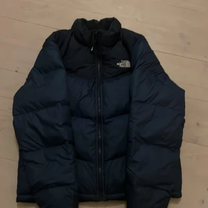 North face puffer jacket  - Säljer nu denna North face jackan 😃 som jag  köpte förra vintern ❄️men ej använt priset är ej hugget i sten 🪨 vid snabb affär 🏬 