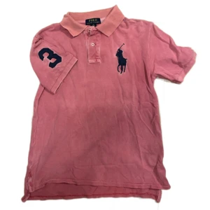 Polo Ralph Lauren - En riiiktigt snygg rosa Ralph lauren piké i storlek s/xs⁉️🤘 Säljer då jag har växt ur den. Den är väldigt Grish/drainer😋👍 priset går o diskutera!