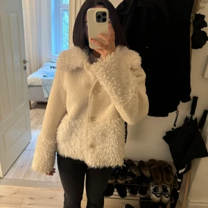 MAJE fur kappa - Maje fur kappa i mycket bra skick, köpt i vintras på NK för ca 4900 kr. På grund av materialet inuti är jackan väldigt varm och kan bäras under vintern. Den är sann till storleken