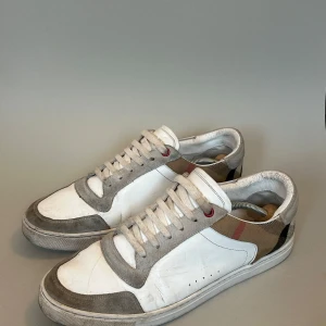 Burberry skor  - Tjena, säljer nu mina burberry skor då de tyvärr inte passar länge. Skick 7/10 där av priset, box ingår hör gärna av er vid frågor ( ny pris 5499) 🙂