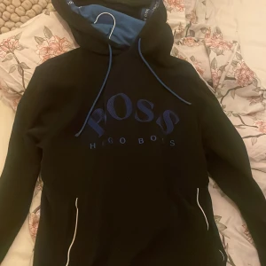 Boss hoodie  - Fet boss hoodie med trycket i luvan också 