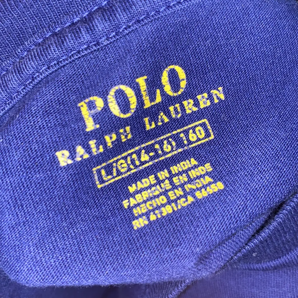 Säljer den här polo Ralph lauren tröja i storlek XS 160 för att den är för liten,tveka aldrig på att höra va er om de e nått 👍🏻👍🏻. T-shirts.