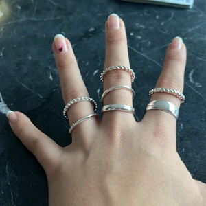 Jättesnygga 7 par ringar  - Vet tyvär inte måttet på dem här snygga ringarna men anledningen till att jag säljer dem är för att jag har jättemånga ringar och dem är för små för mig. Dem är från glitter som ett set.Kostade 130 kr.