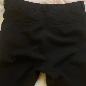 Kostymbyxor  - Jättefina kostymbyxor ifrån ryvls, mötes på kidsbrandstore😍 använda fåtal gånger och är i nyskick. Strl står ej men skulle säga 146-152/158-164💕