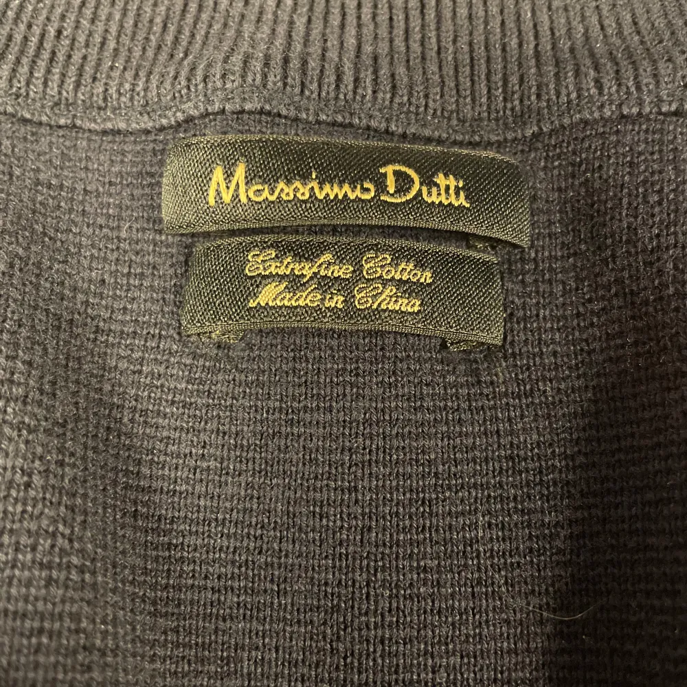 Säljer nu denna feta stickade cardigan från Massimo dutti. || Skick: 9/10 || Färg: Marinblå || Storlek: M ( men sitter som S ) Hör gärna av er vid frågor. . Tröjor & Koftor.