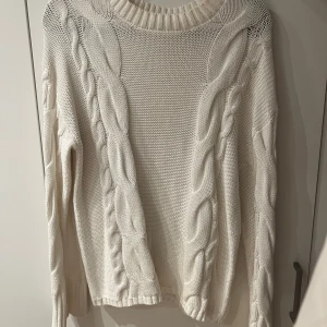 Vit stickad tröja - Normal i storleken
