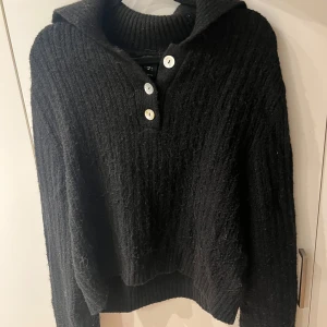 Svart stickad tröja  - Liten i storleken