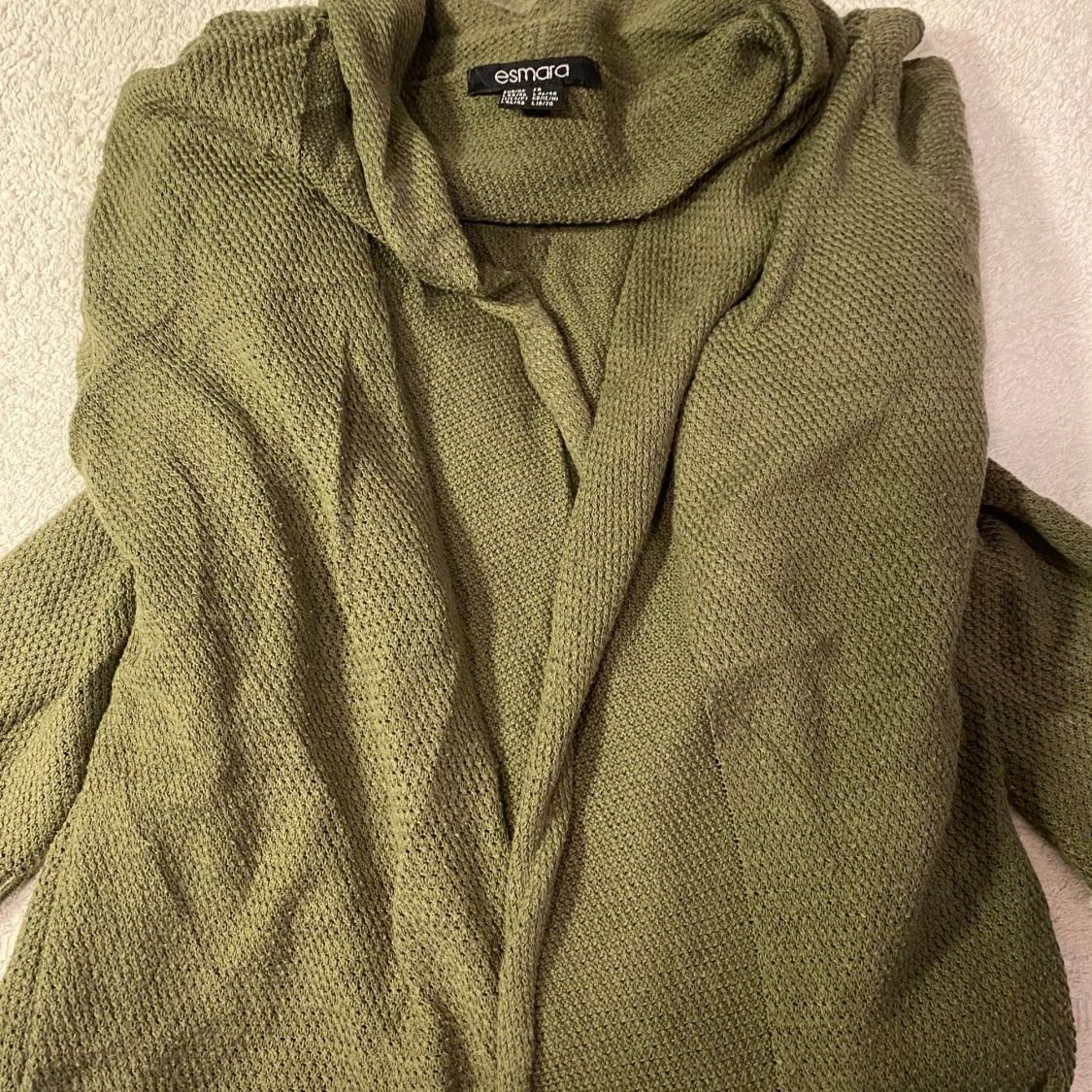 Olivgrön lång cardigan från Esmara