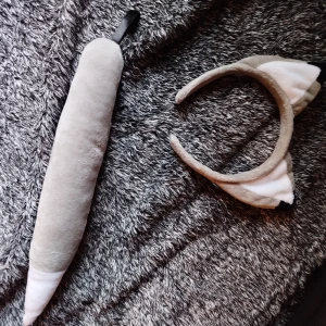 Vargöron och svans - Endast använda ett par timmar, så mycket fint skick. Svans och öron. Perfekt för halloweenfesten.