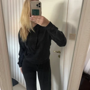 Svart hoodie från nakd - Säljer en stilren svart hoodie från nakd. Den har en klassisk design med en huva och dragsko. Perfekt för en avslappnad look eller att mysa i hemma. Passar till alla tillfällen!