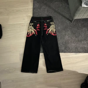 Baggy jeans - Storlek 30 typ, 7.5/10 skick  Cool grafik på baksidan!
