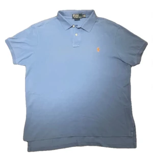 Ljusblå Ralph Lauren piké  - En jättefin polo Ralph Lauren piké i ljusblå storlek xl passar L i mycket fint skick fråga gärna om extra bilder eller prisförslag 👍