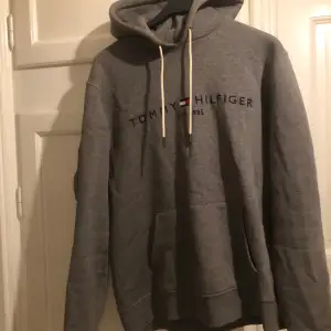 Jätte schysst grå hoodie från Tommy hilfiger i stolek XL som passar L (priser är inte fast!)