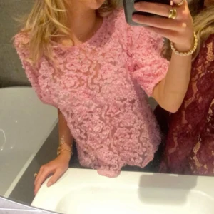 Rosa blommig tröja  - Såå snygg rosa blommig tröja från Visual Clothing Project i storlek S💗💗