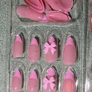 Naglar - Fina har aldrig användt dom man får med fil och lim