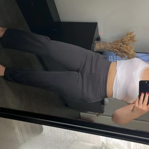 Mjukisbyxor  - Mörkblåa mjukisbyxor från H&M i strl S💙Flitigt använda men fortfarande väldigt bra skick, inga hål eller slitningar. Jag är 163 och byxorna når nästan golvet🦋