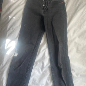 Gråa mom jeans  - Gråa mom jeans 