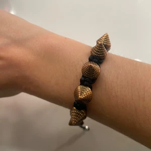 Koppar nitar armband - Skit snyggt armband med kopparfärgade nitar💗