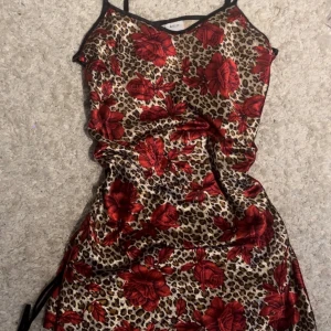 Leopard klänning - Storlek 38 men passar även en 36a. Vintage. Säljer via vinted 
