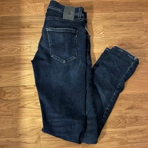 REPLAY JEANS ”hyperflex” - Säljer dessa sjukt snygga replay jeans i färgen marinblå ”Slim” storlek w28 L30. Skicket är 9/10 använda 3-5 gånger. Personen på bilden är 170cm. Nypris 1699kr /// L&F CLOTHING 👕
