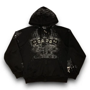 Dada kofta - Snygg dada kofta jag säljer pågrund av stilbyte. Har skit snyggt tryck på framsidan och luvan. 10/10 skick. Storlek S men kan passera som en liten M. Pris kan diskuteras vid snabb affär och kom gärna dm för flera frågor. (Bild från förra säljaren) 🏴‍☠️