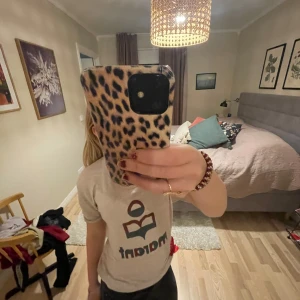 Isabel marant tröja  -  Isabel Marant tröja i oklar storlek men tippar på XS / S! märket är i grå och röd och tröjan passar perfekt nu till hösten. Skriv frågor och funderingar🩷