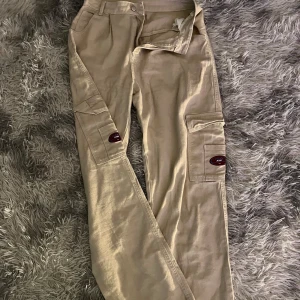 Beige jeans - Lätta jeans sitter baggy och är som skater jeans. Helt i nyskick skriv för mer info