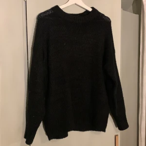 Svart stickad tröja  - Säljer en svart stickad jättefin tröja. Säljer pga för mycket kläder ❤️ Tröjan är varken nopprig eller har tecken på användning. Tryck gärna på ”köp nu” poster så fort som möjligt!🥰 öppen för prisförslag