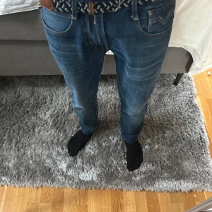 Replay Anbass  - Nu säljer vi ett par riktigt snygga replay anbass jeans som är i 9 av 10 skick riktigt snygga nu till vintern. Skriv om mer bilder eller övriga frågor. Pris kan diskuteras. 