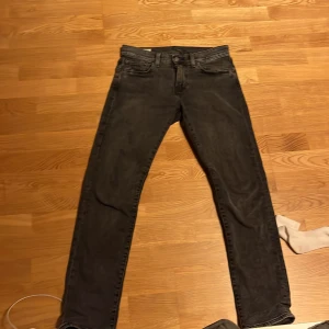 Svarta Levis 502 jeans - Säljer ett par grå Levis 502 jeans i bra skick. De har en klassisk slimstraight passform och är tillverkade i slitstarkt denim. Perfekta för både vardag och fest. Jeansens stilrena design gör dem lätta att matcha med olika outfits. Nypris ca 1200kr