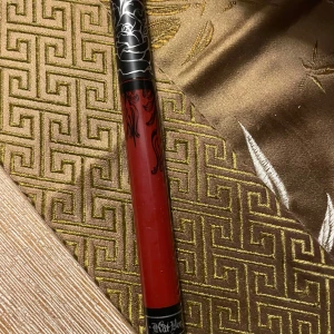 Kat von d läppstift  - aldrig använd endast swatchad, säljer då jag inte gillade färgen. Skickas i original låda :)