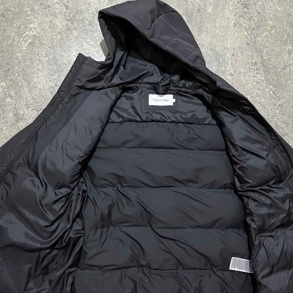 Säljer denna stilrena och varma Calvin Klein vinterjacka i storlek M. Den är perfekt för kalla vinterdagar med sin rejäla vaddering och höga kvalitet. Den är i ett utmärkt skick köptes av zalando för 1995:- och säljs nu för 950:-. Takit.